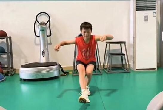 所以，萧常坤心里不由更加自卑，因为他猜得出来，韩美晴家的家底，一定非常非常丰厚，甚至足够让他们母子在金陵成为上流社会
